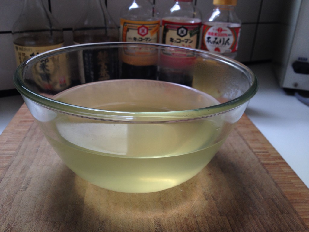 Eine Schüssel goldene Dashi