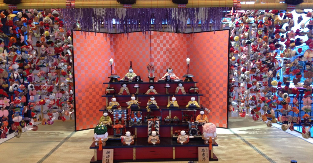 Hina Matsuri-Dekoration in der Eingangshalle des Meguro Gajoen 