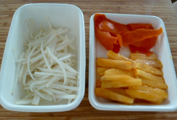 Julienned turnips and persimmons (with the peels ready for drying)