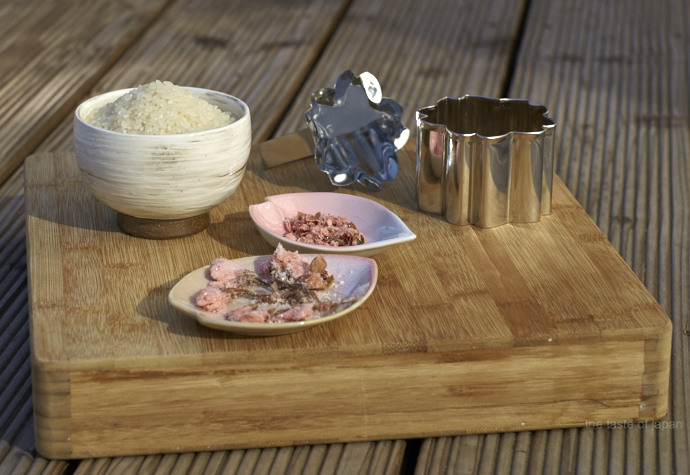 Zutaten für Kirschblütenreis: Japanischer Reis, gesalzene Kirschblüten und optional eine Reisform