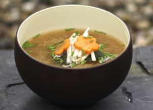 Fertige Miso Suppe mit Wakame, weissen Rübchen, Karotten und Schnittlauch