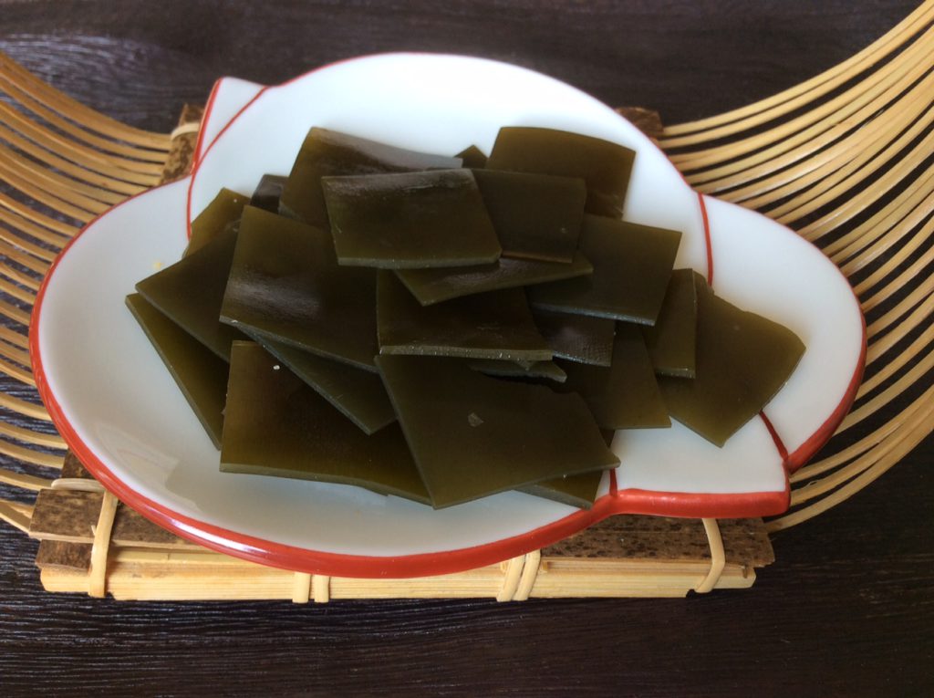 Kombu cut into bite-size pieces