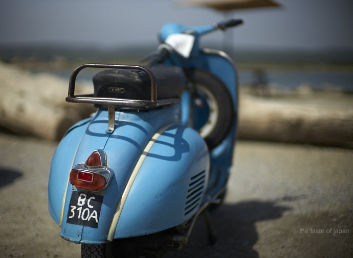 French summer feeling: A scooter as bright blue as the sea