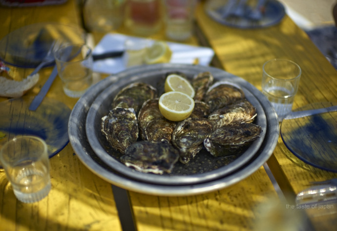 Picknick der Einheimischen im Hafen von Guissan