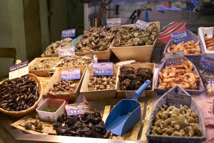 Baskets full of oysters and seafood