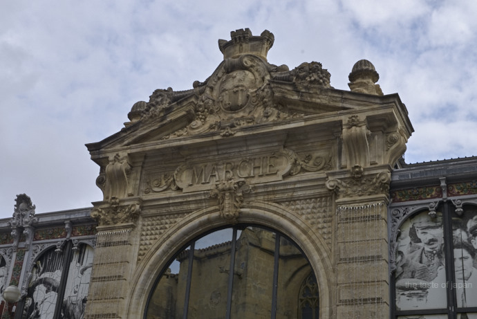 Französisches Urlaubsflair - Eingang der Markthalle in Narbonne