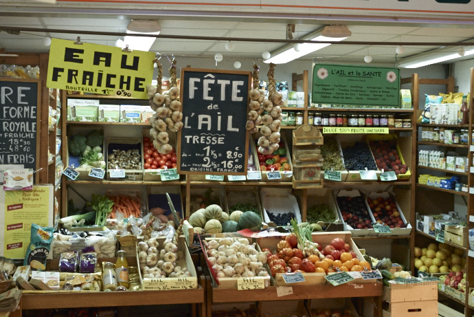 Frisches Gemüse türmt sich in der Markthalle von Barbonne