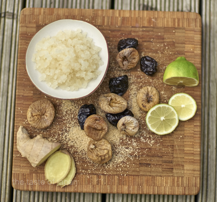 Zutaten für Wasserkefir: Die Kristalle verschiedene Trockenfrüchte, brauner Zucker und Limetten. optional Tomaten wie Ingwer