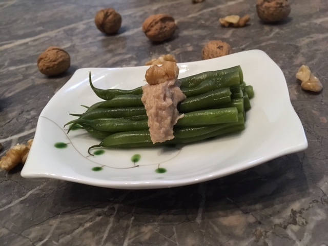 Fertiges Gericht: Angerichtete grüne Bohnen mit der Walnuss-Miso Sauce